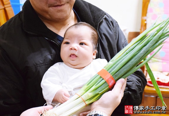 剃胎毛、滿月剃頭、嬰兒剃頭、嬰兒理髮、嬰兒剃髮、嬰兒剃胎毛、嬰兒滿月剃頭、寶寶剃頭、剃胎毛儀式、剃胎毛吉祥話、滿月剃頭儀式、滿月剃頭吉祥話、寶寶剃胎毛、寶寶滿月剃頭理髮、 新北新莊區剃胎毛、新北新莊區滿月剃頭、 新北新莊區嬰兒剃頭剃胎毛、新北新莊區嬰兒理髮、新北新莊區嬰兒剃髮、朱寶寶(新北新莊區到府嬰兒寶寶滿月剃頭理髮、免費到府嬰兒剃胎毛儀式吉祥話)。到府剃頭剃胎毛主持、專業拍照、DVD光碟、證書。★購買「臍帶章、肚臍章、胎毛筆刷印章」贈送：剃頭、收涎、抓周，三選一。2016.01.02 照片12